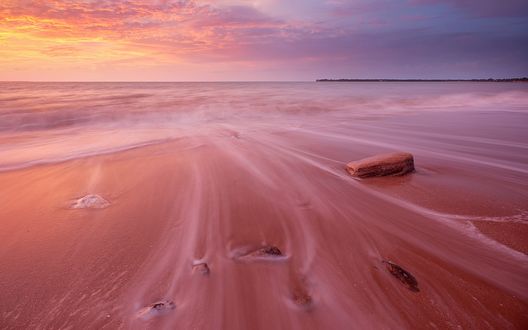 Обои на рабочий стол Волны при отливе превращаются в водяную пыль
