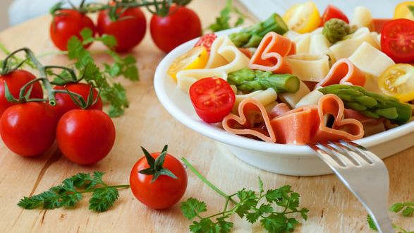 Обои на рабочий стол Салат с макаронами и томатами