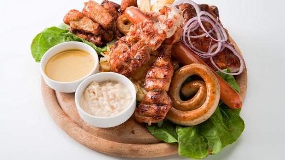 Обои на рабочий стол Мясные продукты с соусами