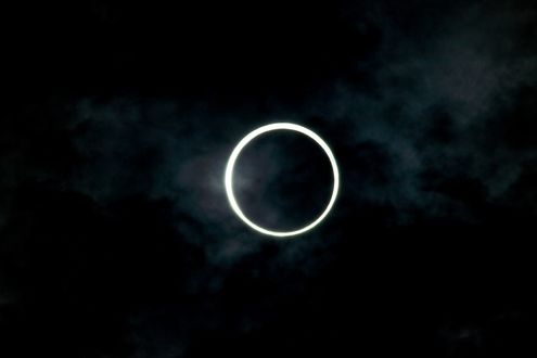 Обои на рабочий стол Ореол луны на ночном небе
