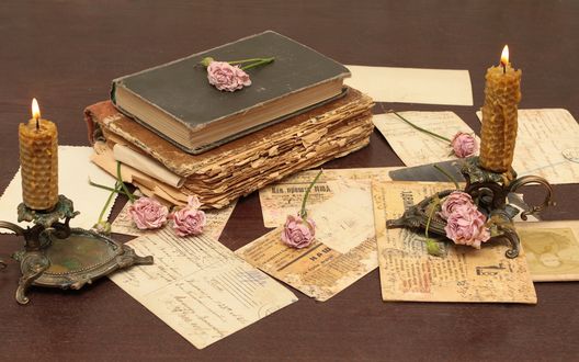 Обои на рабочий стол Цветки роз на старых письмах и книгах