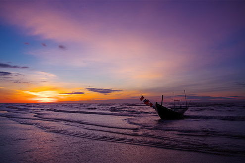 Невдалеке. Корабль в море. Море берег лодка закат.