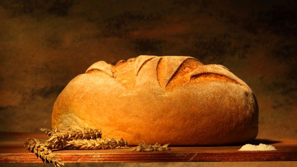 Обои на рабочий стол Каравай хлеба с колосками