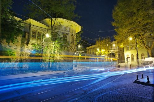 Обои на рабочий стол Оставшиеся световые полосы от прошедшего по городской улице трамвая на фоне ночного неба, автор Air Walk