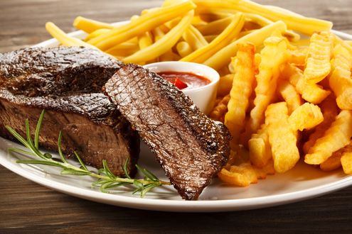 Обои на рабочий стол Мясо с картошкой фри