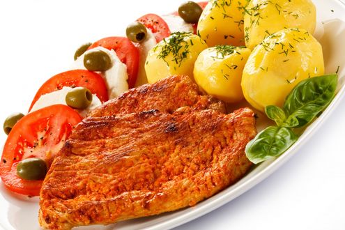 Обои на рабочий стол Отбивная с картофелем и овощами