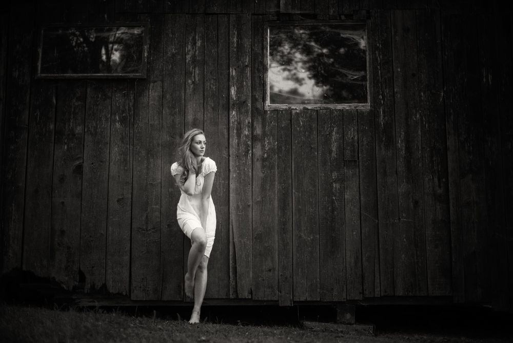 Обои для рабочего стола Девушка стоит у деревянной стены дома, ву Florian Weiler