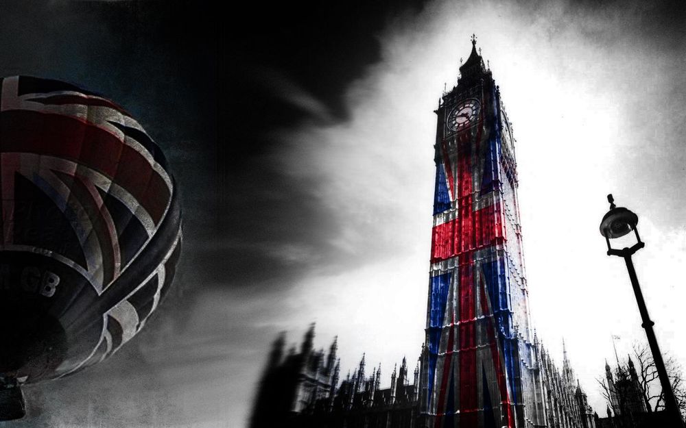 Обои для рабочего стола Биг - Бен / Big Ben / и воздушный шар с национальной символикой Великобритании