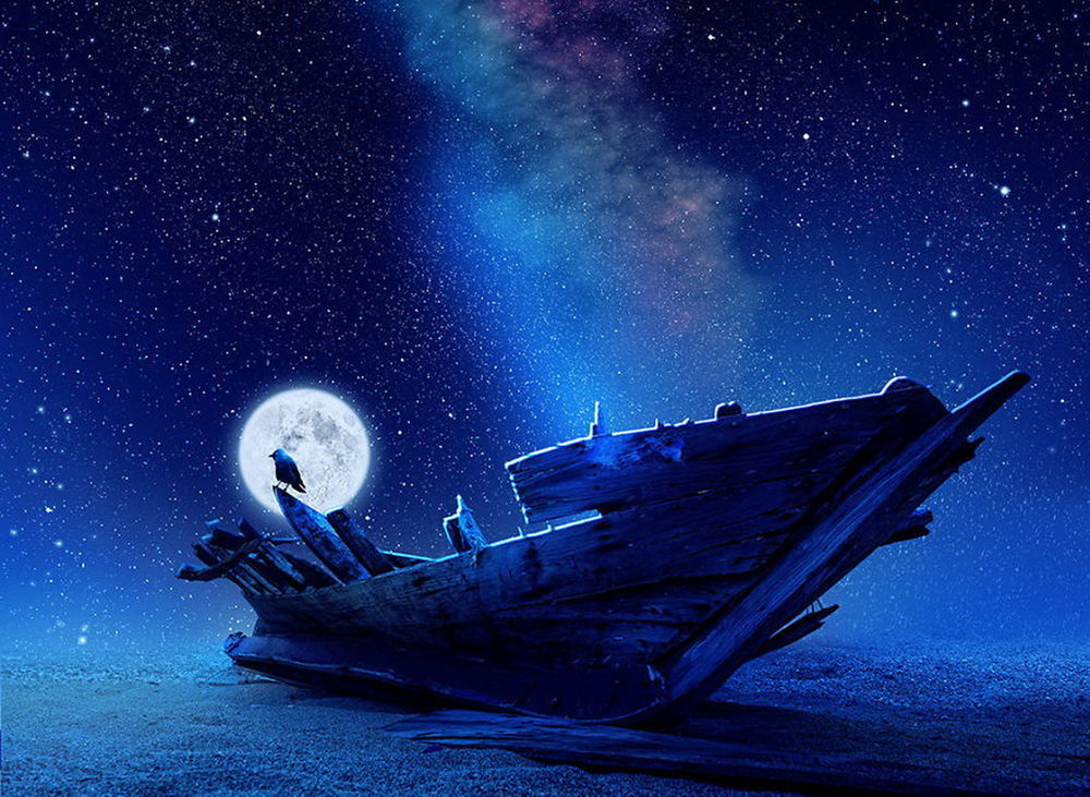 Обои для рабочего стола Ветхий рыбацкий баркас, стоящий на берегу моря, сидящей на его борту черной вороной на фоне ночного, звездного неба и Млечного пути, автор Garas Ionut/