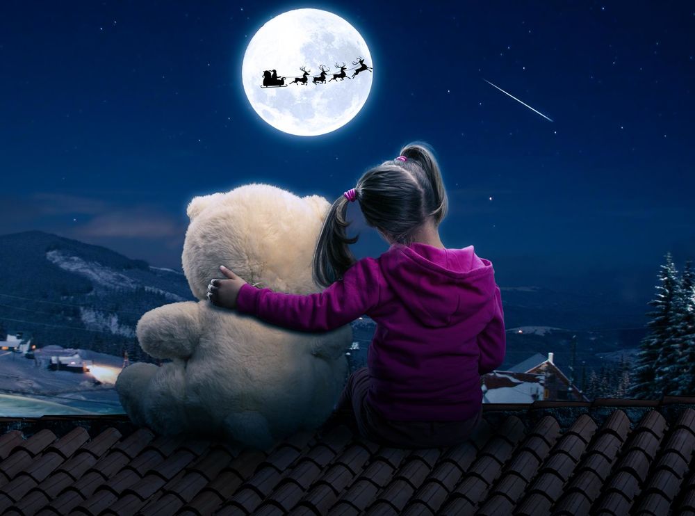 Обои для рабочего стола Девочка с медведем сидит на крыше и наблюдает за скачущей упряжкой оленей, которые везут Деда Мороза