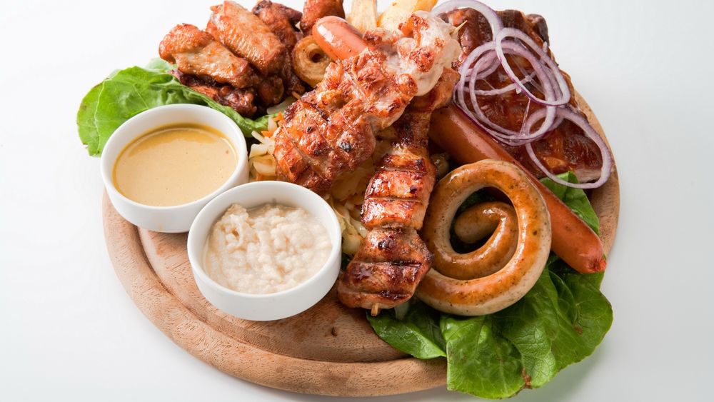 Обои для рабочего стола Мясные продукты с соусами