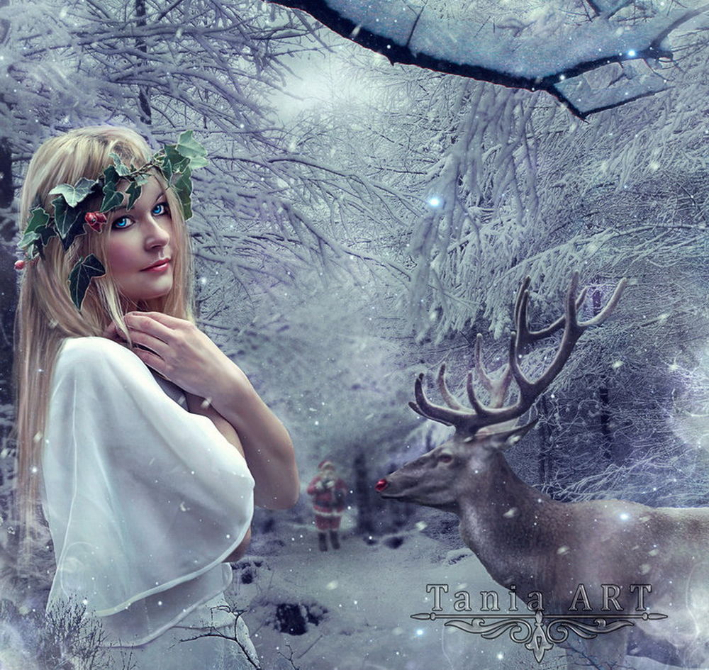 Обои для рабочего стола Светловолосая девушка с венком из зеленых листьев, стоящая в легком, белом платье на заснеженной, лесной дорожке рядом с ветвистым оленем, вдалеке виден Санта-Клаус с подарками, автор dheean