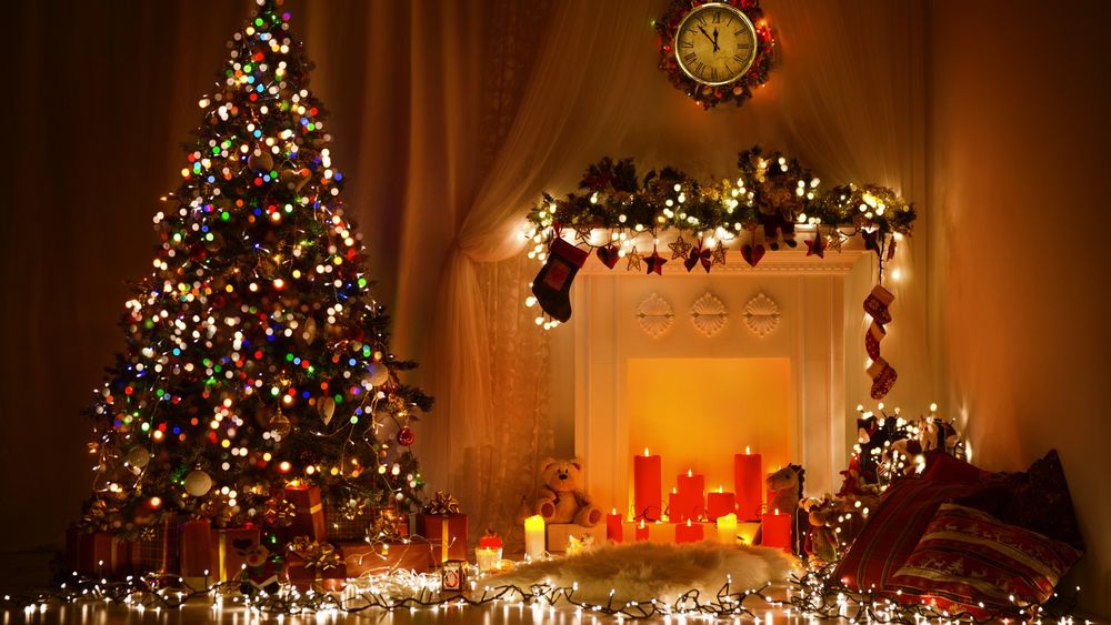 Обои для рабочего стола Новогодний интерьер: елка, камин, свечи, подарки в праздничном духе