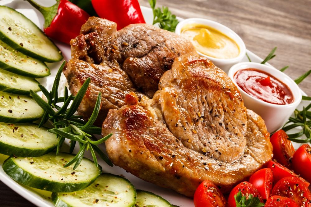 Обои для рабочего стола Мясной стейк с овощами