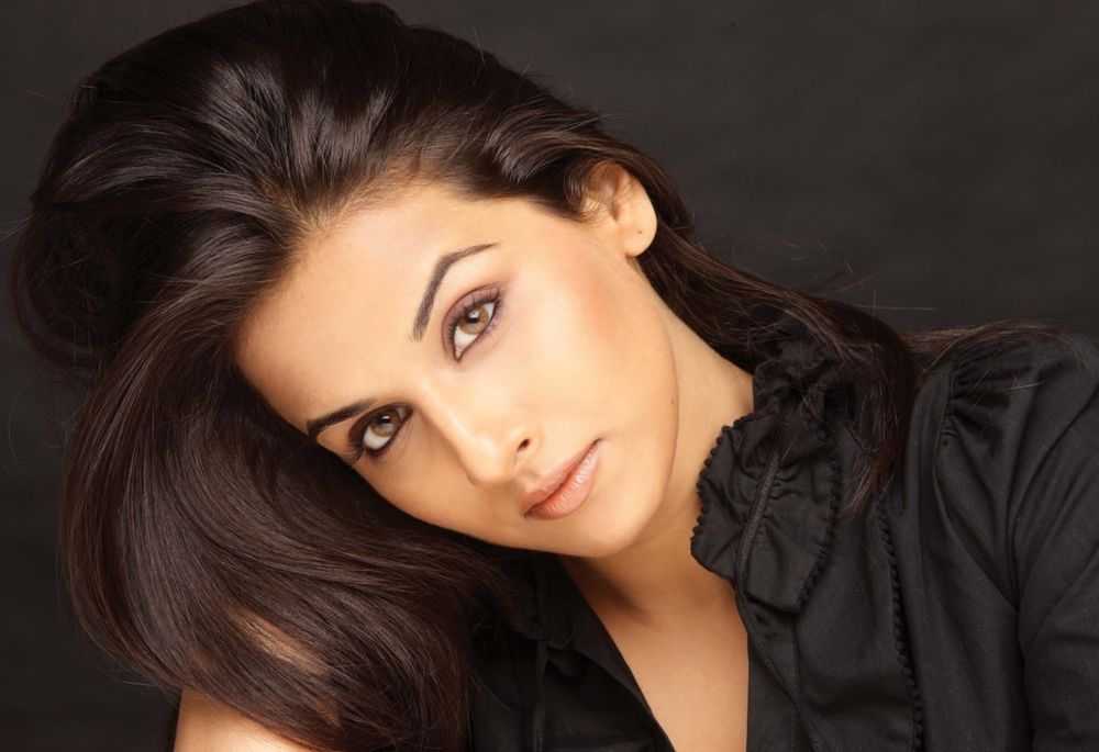 Обои для рабочего стола Индийская актриса Vidya Balan сидит склонив голову набок