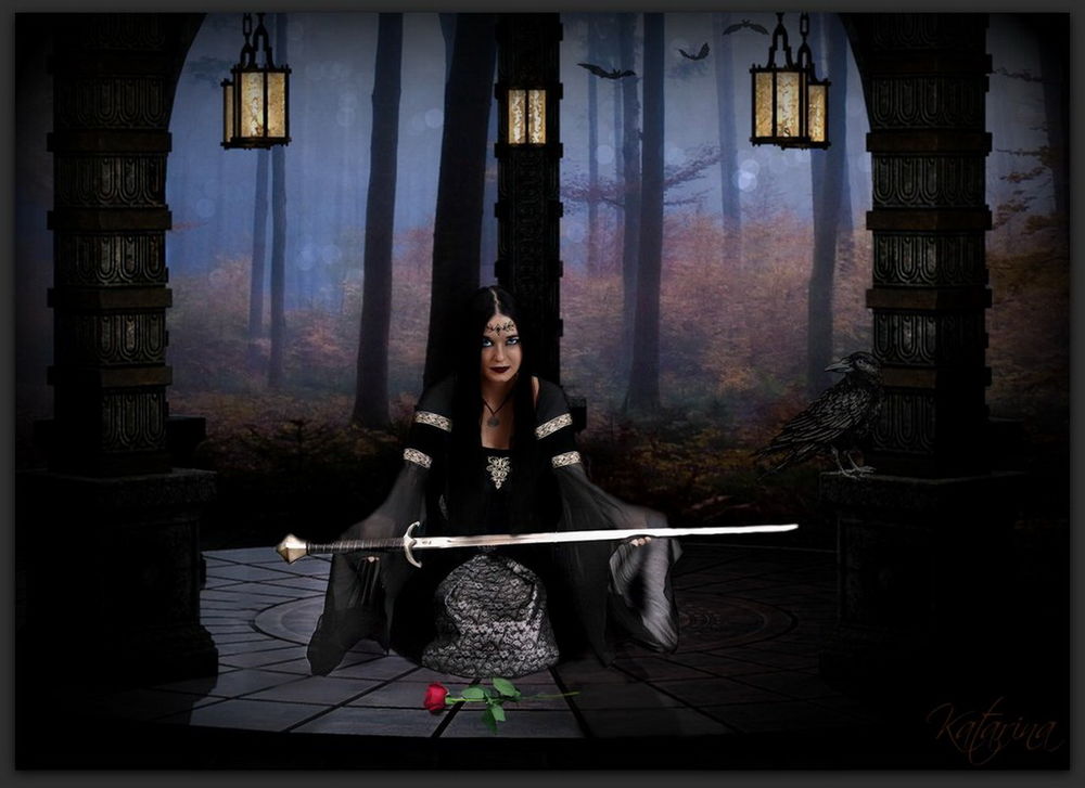 Обои для рабочего стола Черноволосая девушка, присевшая на корточки, держащая в руках острый меч с лежащей перед ней алой розой на фоне деревьев в сумеречном лесу, висящих, горящих фонарях, черном вороне, сидящем на камне, автор Katarina-Zirine