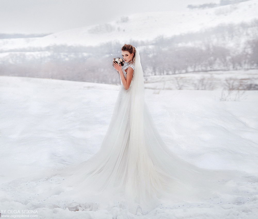 В свадебном платье на снегу