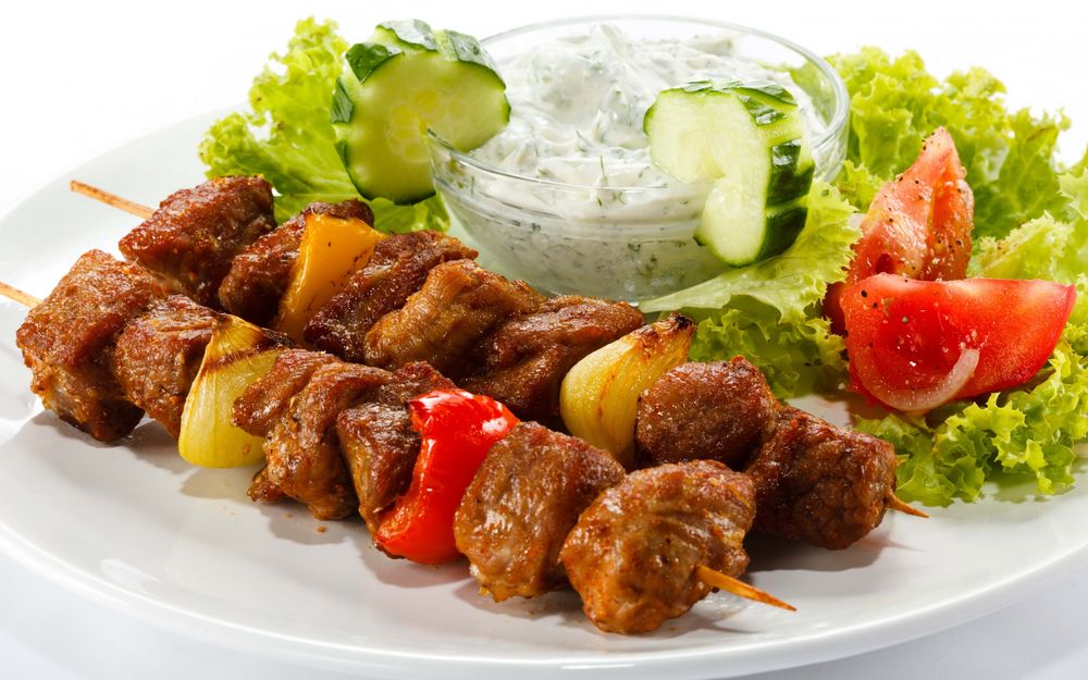 Обои для рабочего стола Шашлыки с овощами и соусом