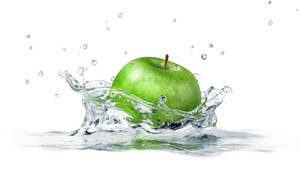 Обои для рабочего стола Зеленое яблоко падает в воду