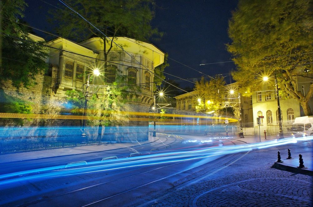 Обои для рабочего стола Оставшиеся световые полосы от прошедшего по городской улице трамвая на фоне ночного неба, автор Air Walk