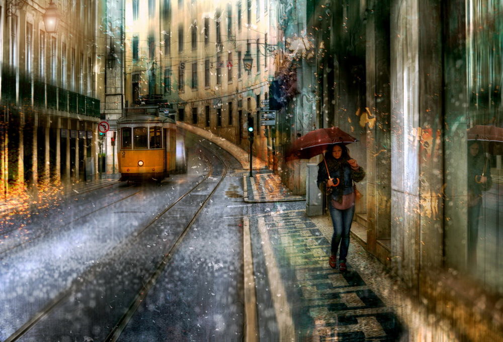 Обои для рабочего стола Девушка, держащая в руке зонтик, идущая под дождем по городскому тротуару с едущим по дороге трамваем, автор Эдуард Гордеев
