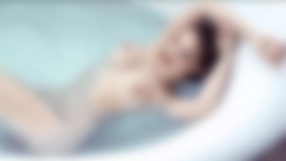 Обои для рабочего стола Модель Полина с алыми губами лежит в ванной, автор Светлана Кондратович