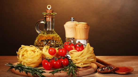 Обои на рабочий стол Макароны с оливковым маслом и черри на разделочной доске