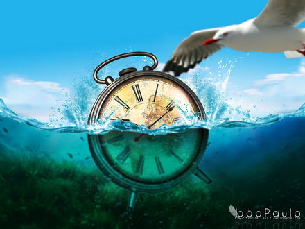 Обои на рабочий стол Морская чайка, выронила с клюва будильник, который упал в море с множеством брызг на фоне синего неба с незначительной облачностью, автор srsilent 25