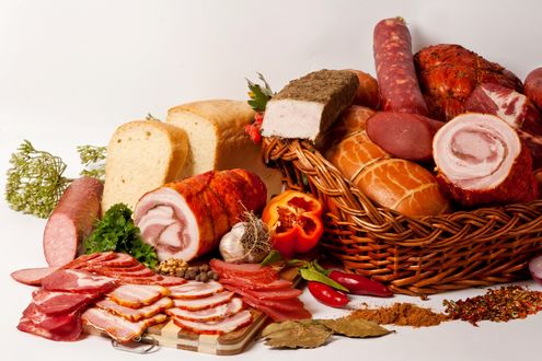 Обои на рабочий стол Мясные деликатесы в корзине