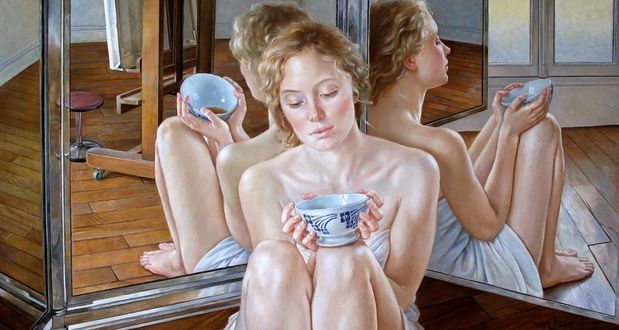 Обои на рабочий стол Девушка с чашкой в руках сидит на полу, ву Francine Van Hove