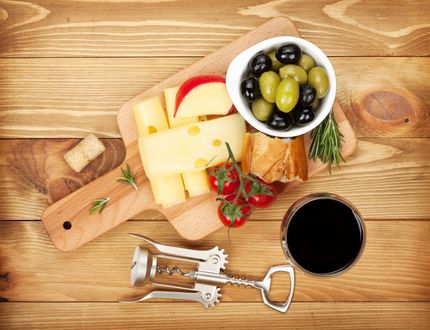 Обои на рабочий стол Доска с сырами, оливками и черри