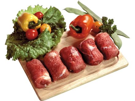 Обои на рабочий стол Мясные полуфабрикаты с овощами