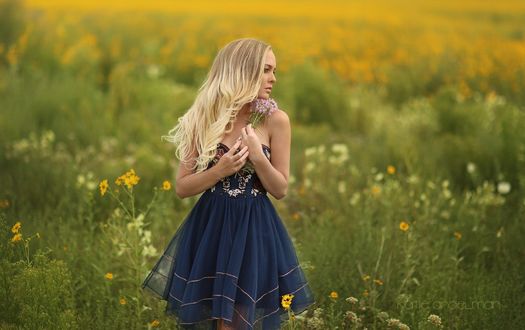 Обои на рабочий стол Девушка стоит с цветами в руках, ву Katie Andelman Garner