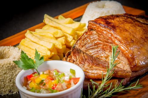 Обои на рабочий стол Мясо с картофелем фри и салатом