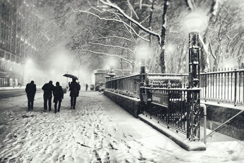 Обои на рабочий стол Люди идут по дороге зимнего города New York / Нью- Йорк