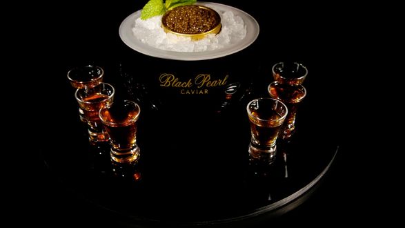 Обои на рабочий стол Черная икра со стопками коньяка Black Pearl Caviar / Черная Жемчужина С Икрой