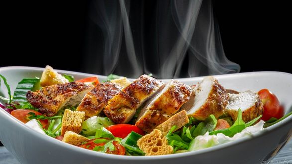 Обои на рабочий стол Куриное филе с гренками в пиале