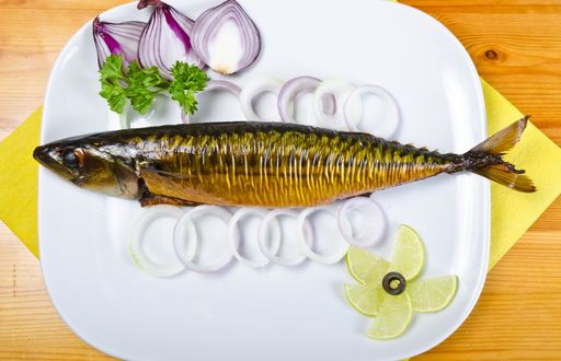 Обои на рабочий стол Скумбрия с луком и лимоном