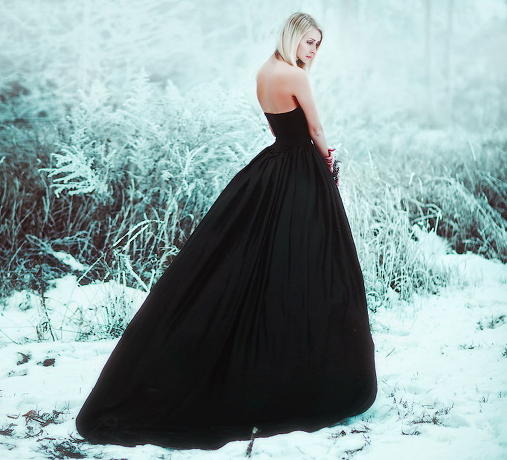 Черное длинное платье на блондинке