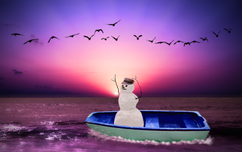 Обои для рабочего стола Снеговик в шляпе, с веточками вместо рук, стоящий в лодке, плывущей по морю на фоне заката солнца на фиолетовом небосклоне, парящих в воздухе птиц, автор Amazing Popsicle
