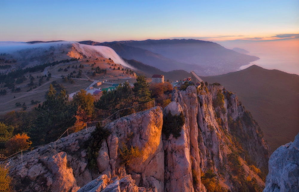 Обои для рабочего стола Гора Ай-Петри, Крым, Россия / Mount AI-Petri, Crimea, Russia, на рассвете, автор Aiya