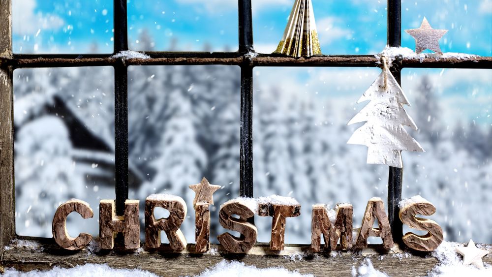 Обои для рабочего стола Надпись из деревянных букв CHRISTMAS / Рождество, на подоконнике, на фоне елок в снегу