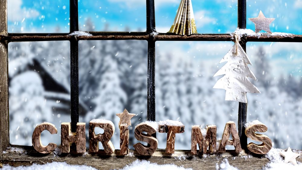 Обои для рабочего стола Надпись из деревянных букв CHRISTMAS / Рождество, на подоконнике, на фоне елок в снегу