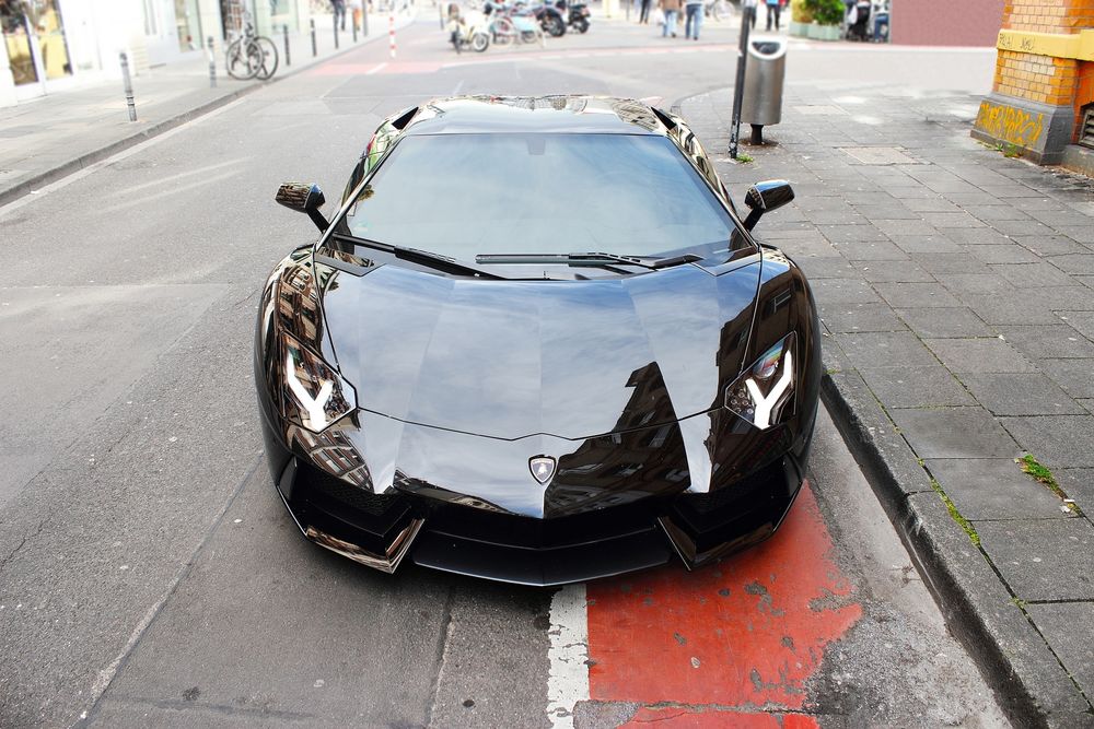 Обои для рабочего стола Черный Lamborghini Aventador LP700-4 припаркованный возле тротуара