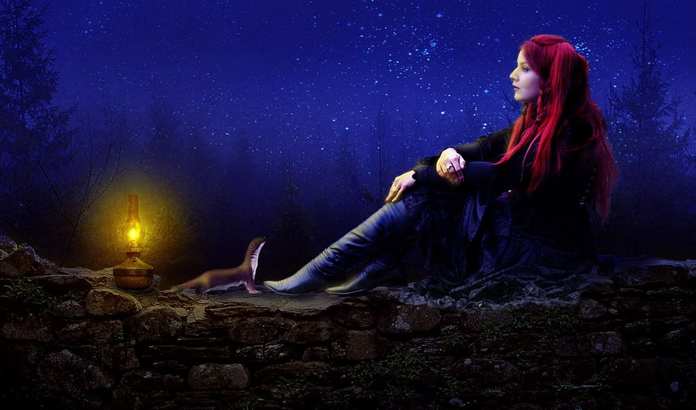 Обои для рабочего стола Задумчивая, рыжеволосая девушка, сидящая на каменном ограждении со стоящей перед ней лаской, керосиновой лампой с горящим в ней фитилем на фоне ночного, звездного неба, автор RWTA
