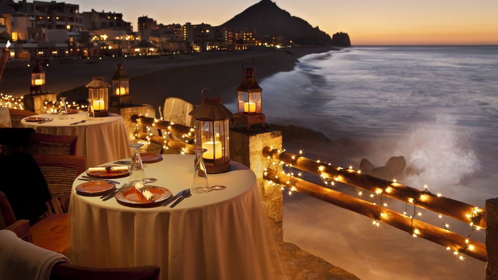 Обои для рабочего стола Романтический вечер при свечах на побережье, в уютном курортном городке