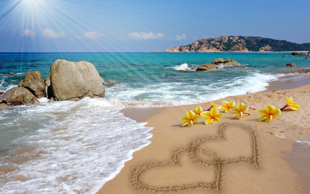 Обои для рабочего стола На берегу моря нарисованы два сердечка и лежат цветы плюмерии