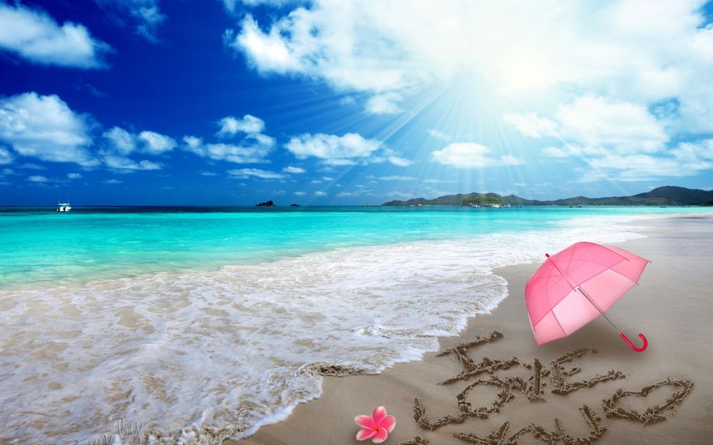 Обои для рабочего стола На берегу моря на песке написано I love you / Я тебя люблю, рядом лежит розовый зонтик и цветок плюмерии