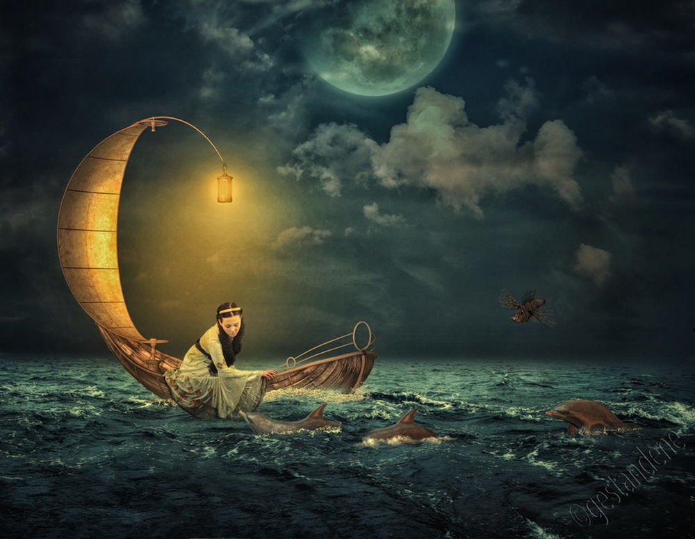 Обои для рабочего стола Черноволосая девушка, сидящая в лодке с парусом, горящим фонарем, плывущая по морю, заигрывает с дельфинами, окружившими лодку на фоне ночного, пасмурного неба и полной луны, автор gestandene