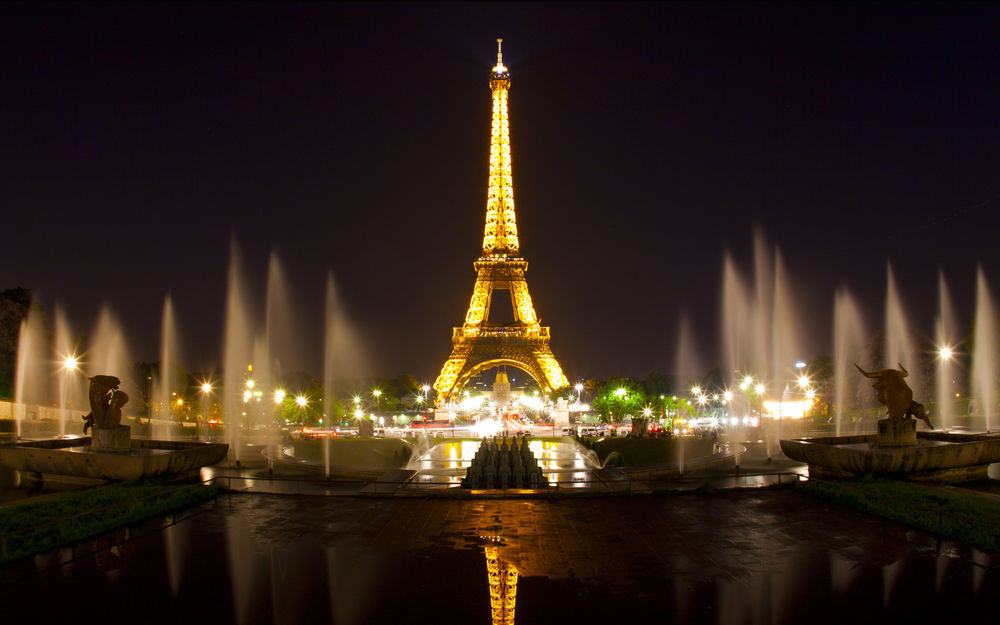 Обои для рабочего стола Освещенная Эйфелева башня и поющие фонтаны, Франция, Париж / Eiffel tower, Paris, France